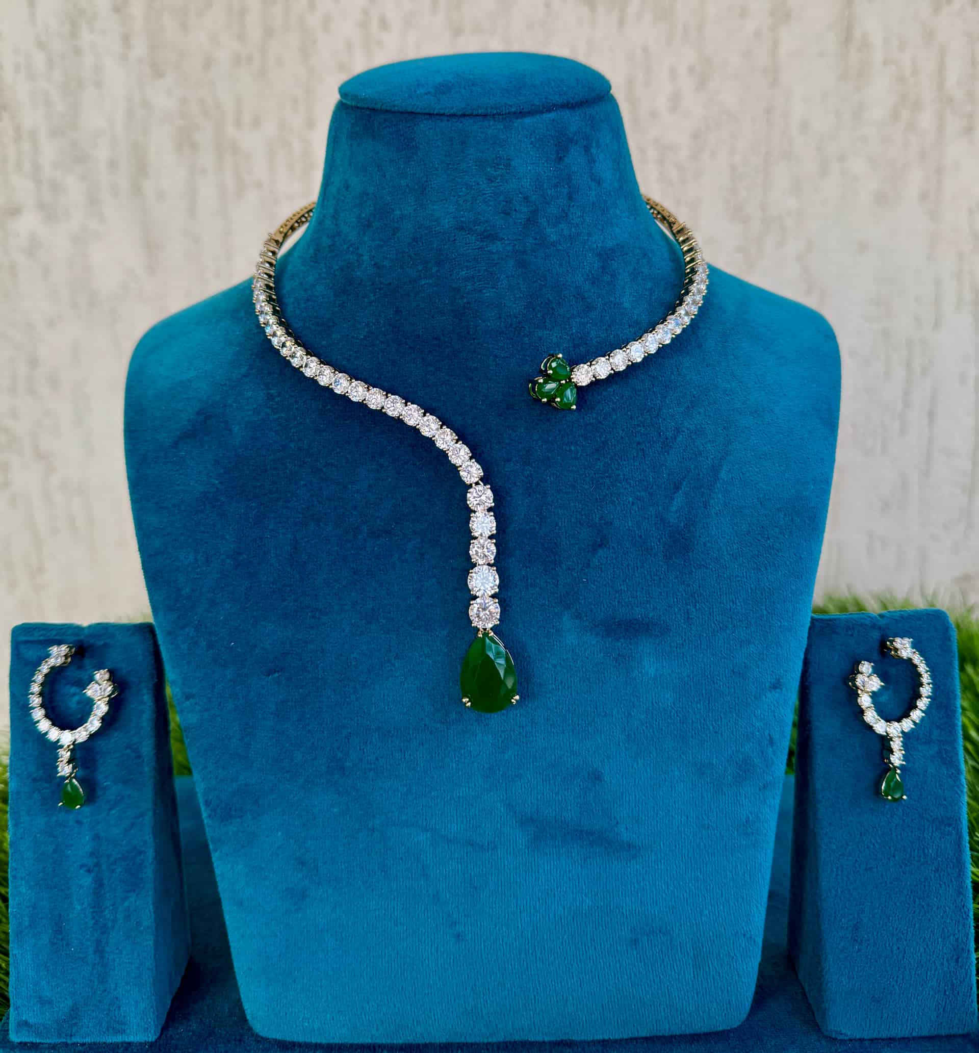 Front Open Choker-style Necklace With Earrings