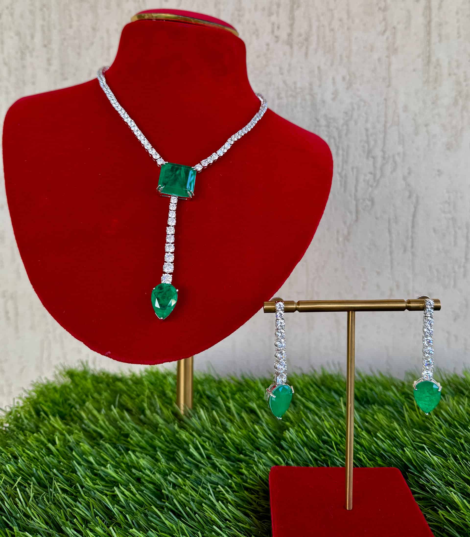 Dazzling Neck Piece With Earrings