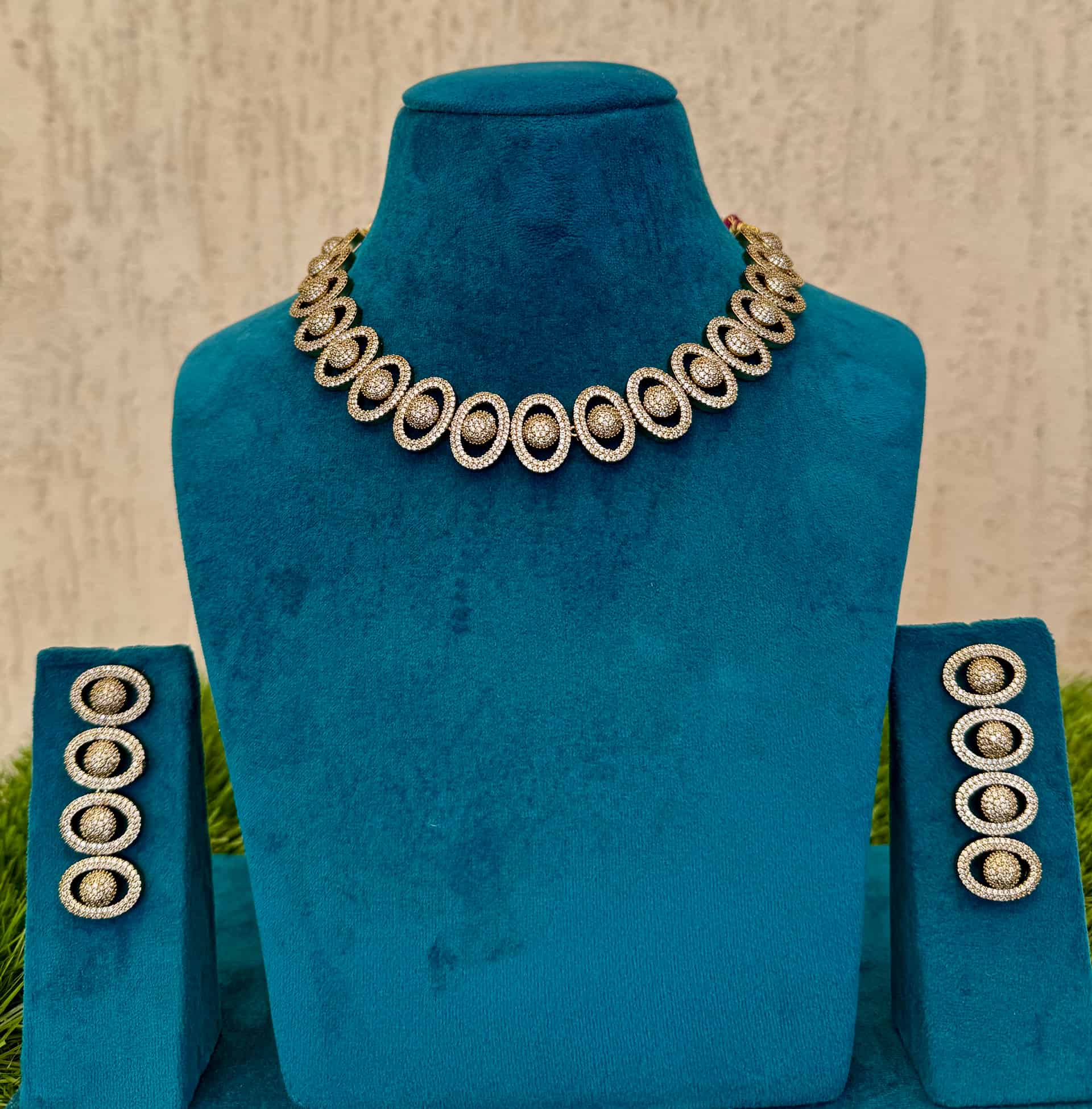 Repeating Oval Links Necklace With Earrings
