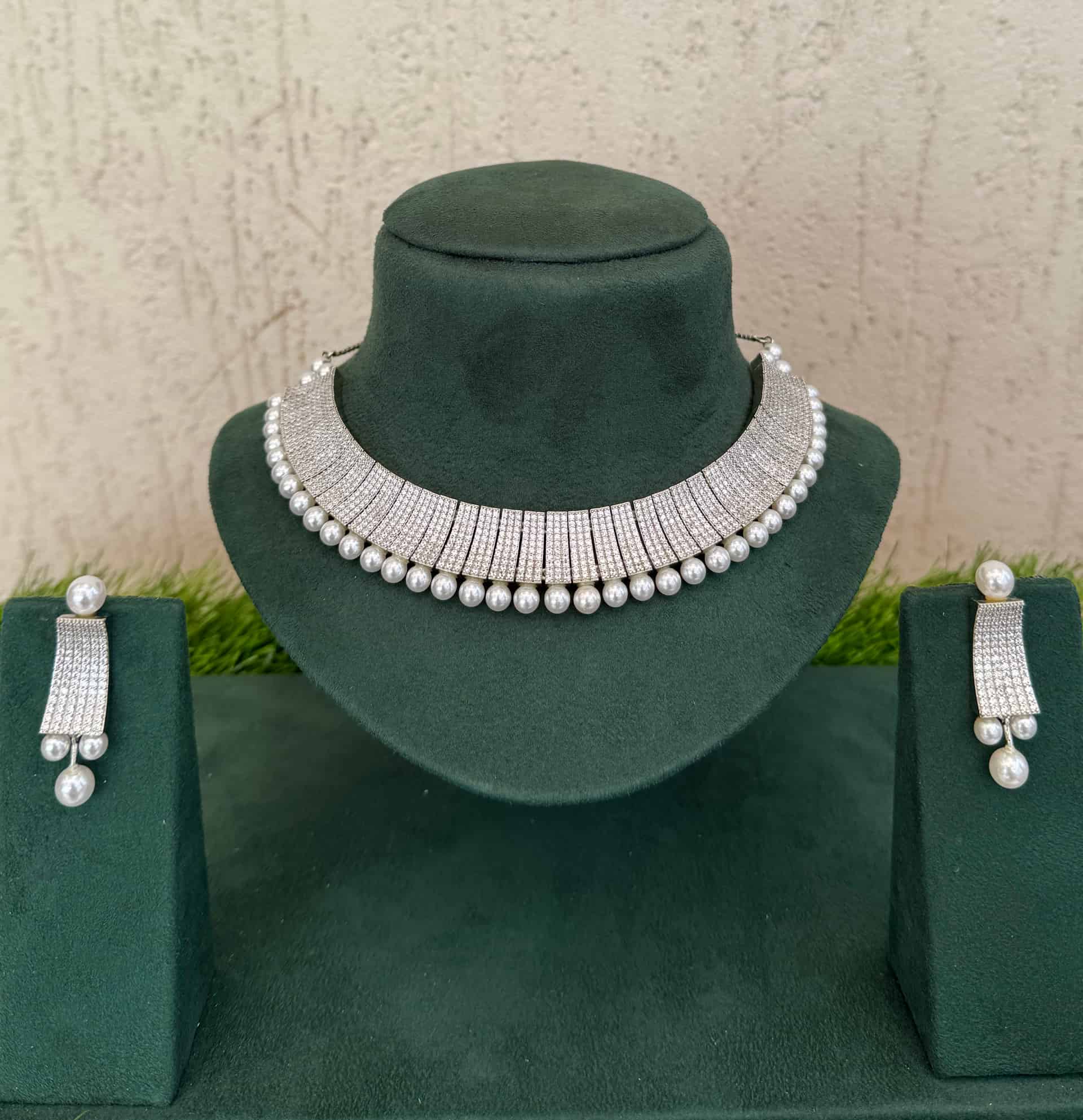 Contemporary Choker-style Design Jewel Set