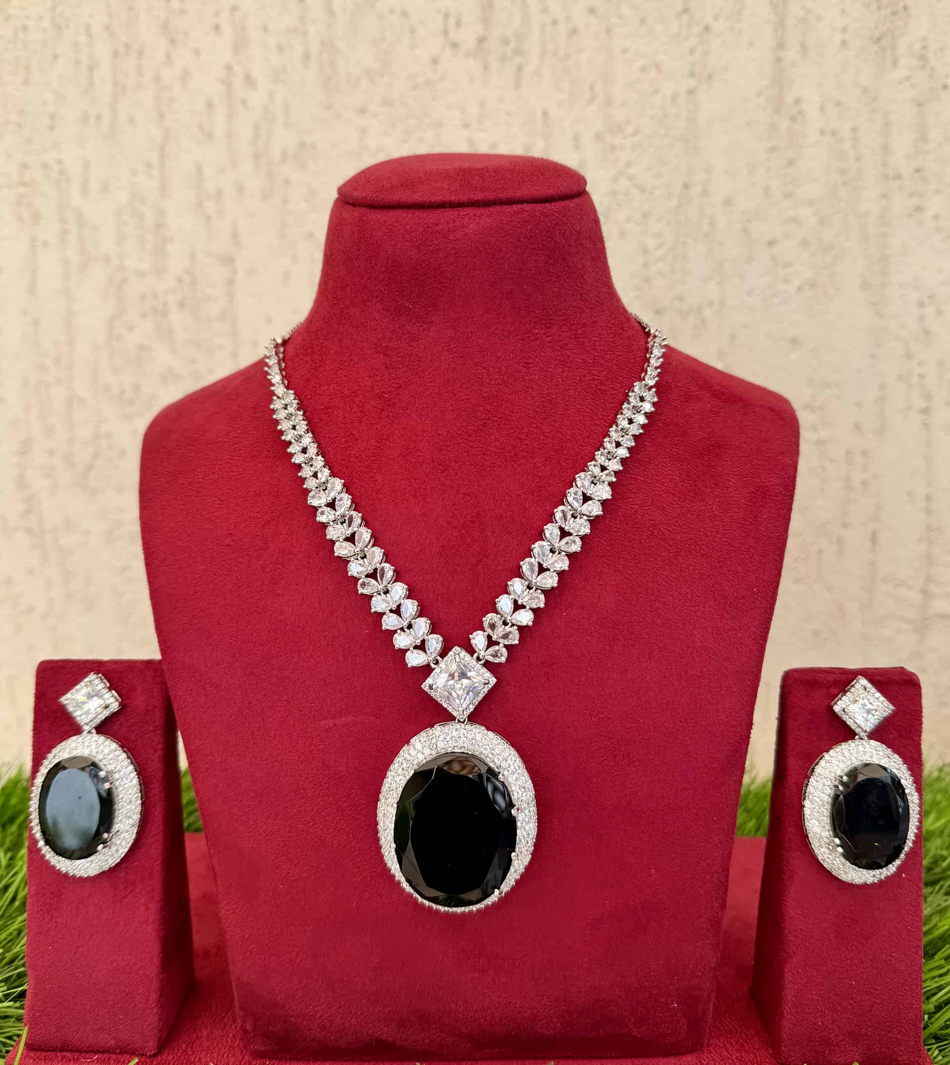 Large Black Gemstone Pendant Jewel Set