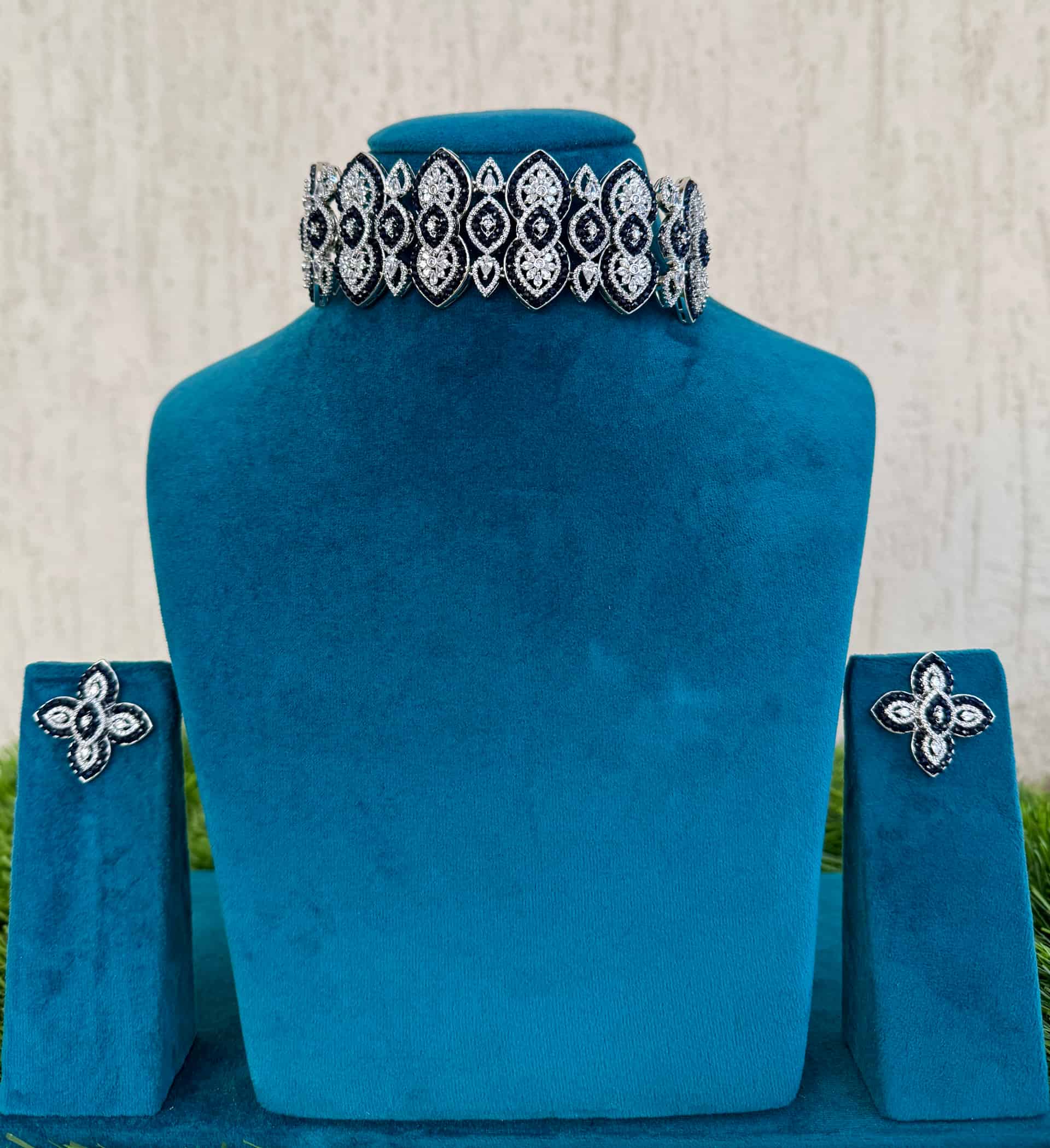 Diamonds Styled Motifs Choker