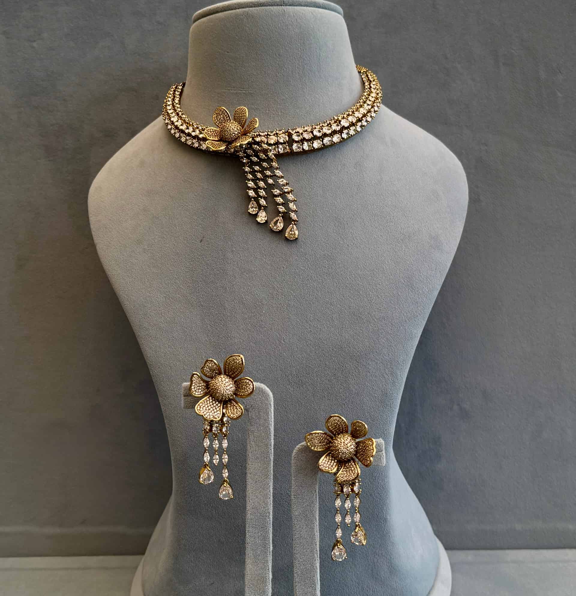 Floral Cascade Ad Choker Set In Antique Gold