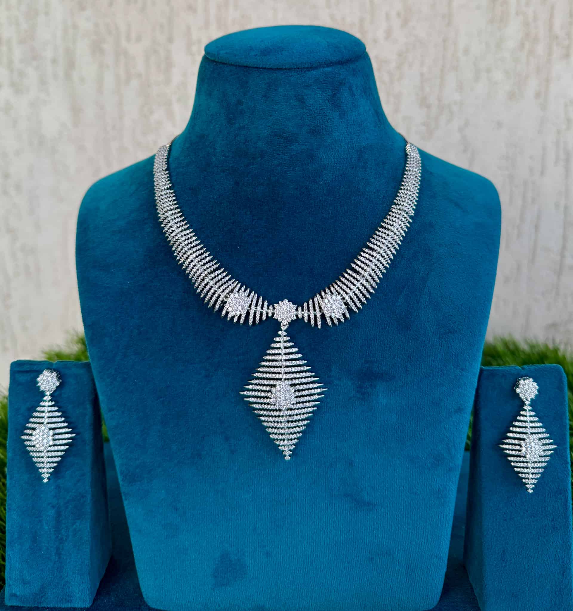 Striking Geometric-design Jewellery Set – #ebebeb